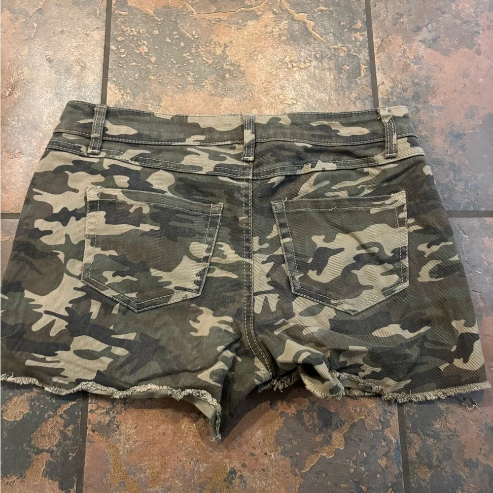 ⭐️Rue21 Women's Camo Jean Shorts - Picture 4 of 4